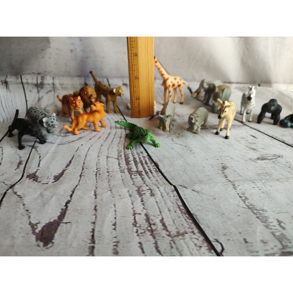 Mixed Lot of 16 Plastic Jungle Animals Toy Figures Zoo Safari Monkey Elephant - Picture 5 of 6
